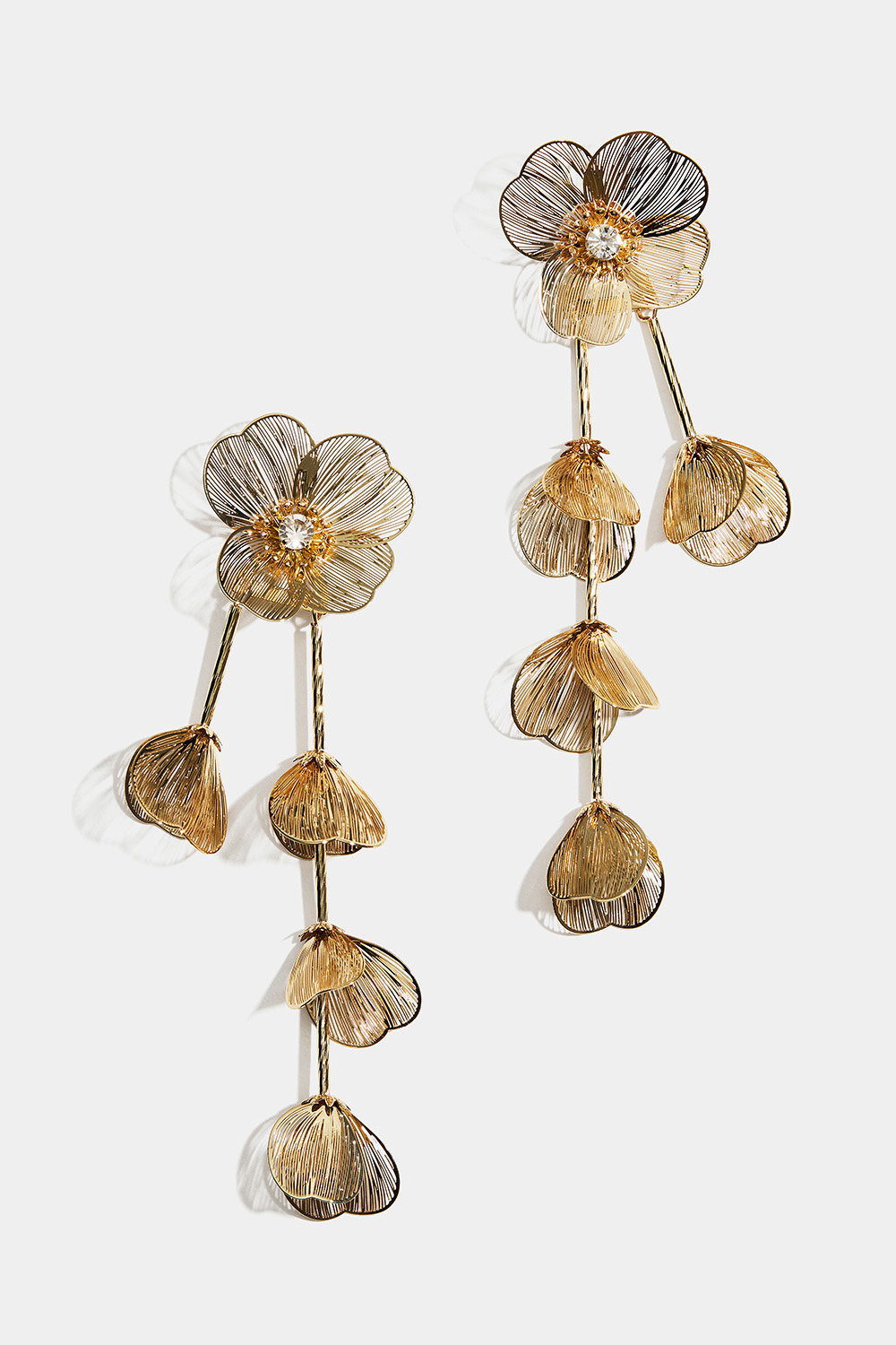 Store gullfargede øredobber med blomster og hengende blomsterblad