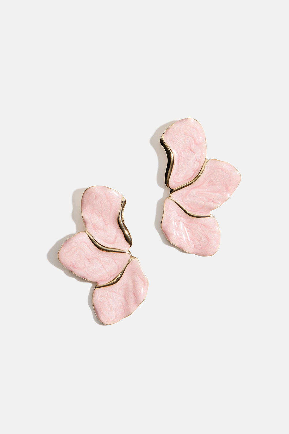 Rosa øredobber formet som blomsterblader