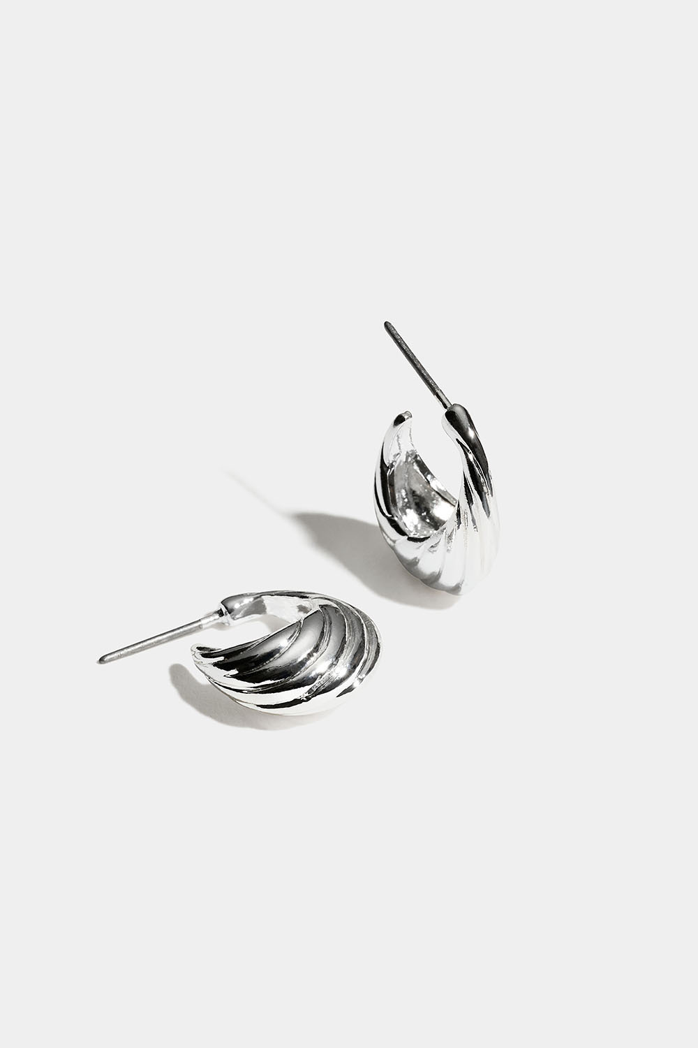 Rillede øreringer med vridd design