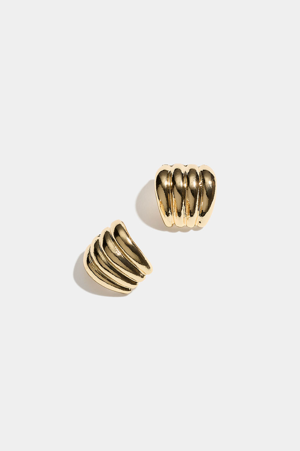 Rillede gullfargede øredobber med kraftig design