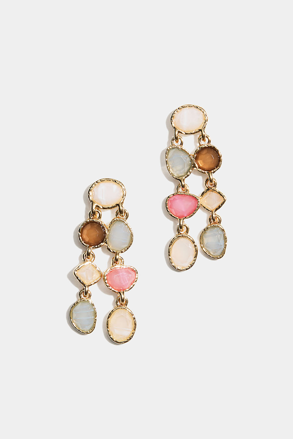 Øredobber med to anheng laget av steiner i forskjellige farger