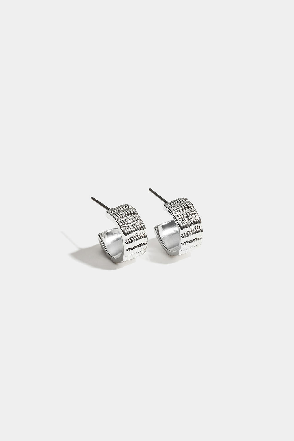 Små brede ringer med rillet design