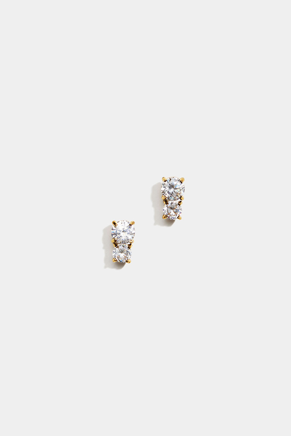 Studs i 18 k gullbelagt stål med to Cubic Zirconia-steiner