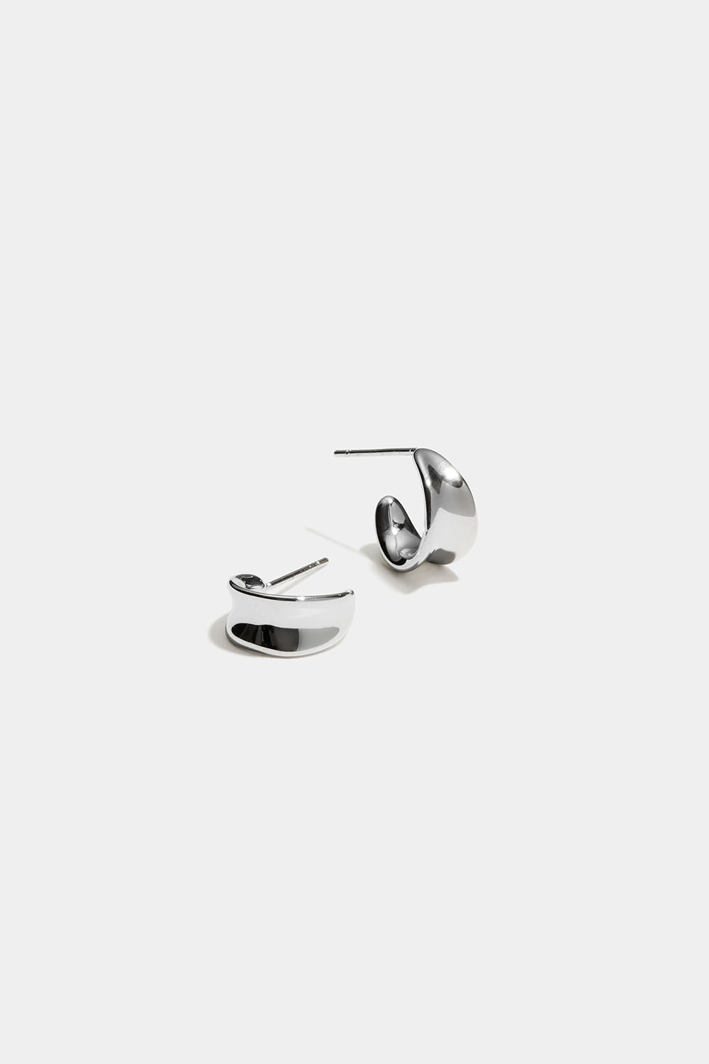Små ringer i stål med konkav design