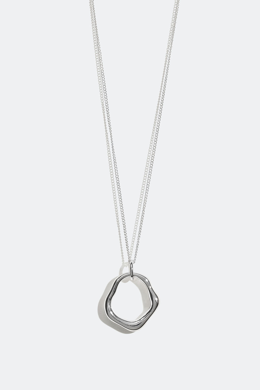 Halskjede med rundt anheng i organisk form