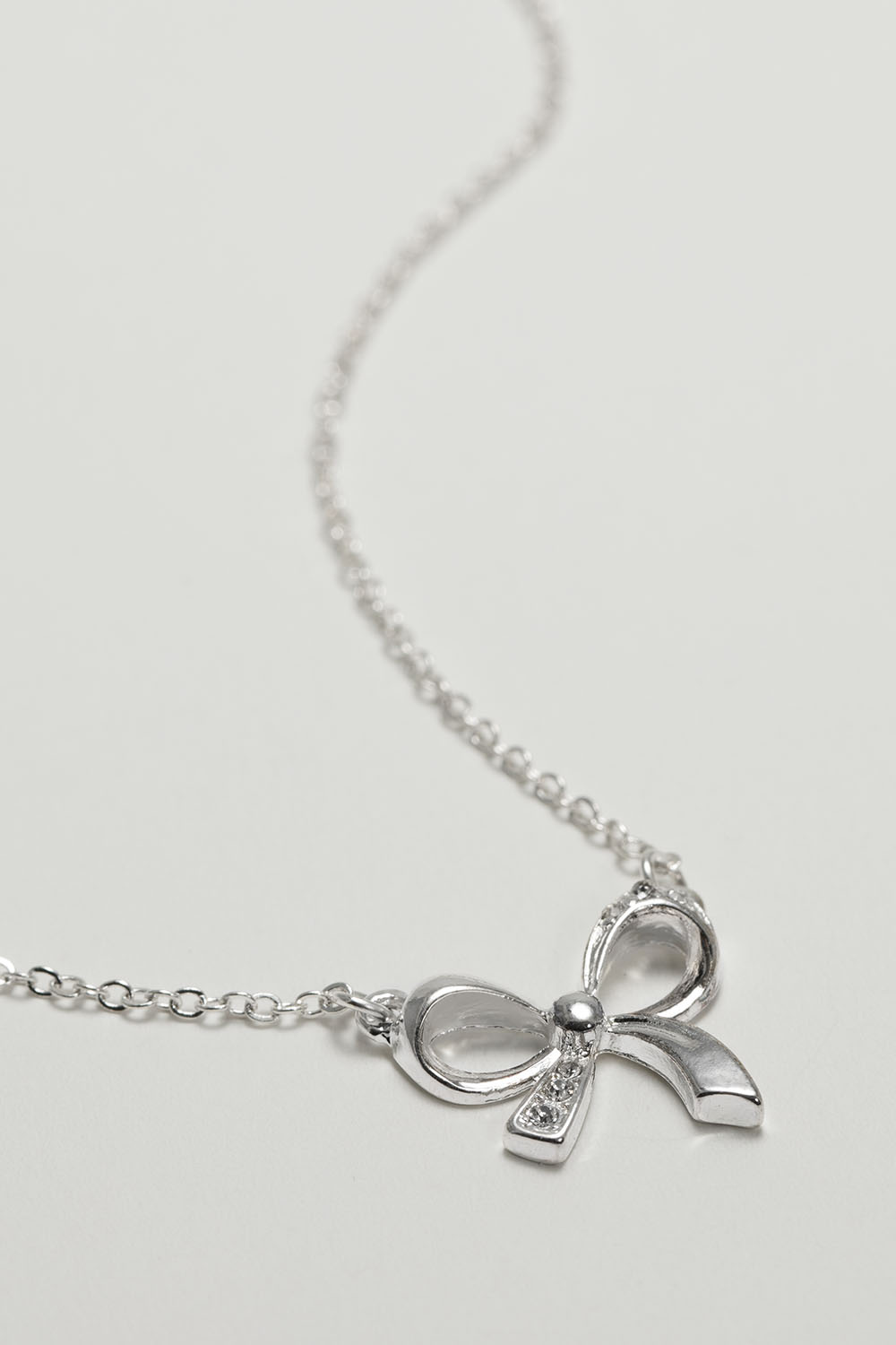 Halskjede med sløyfe og glassteiner