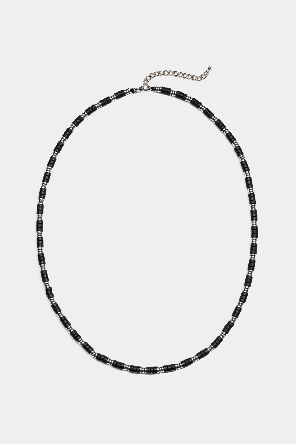 Halskjede med perler i metall og svart stein