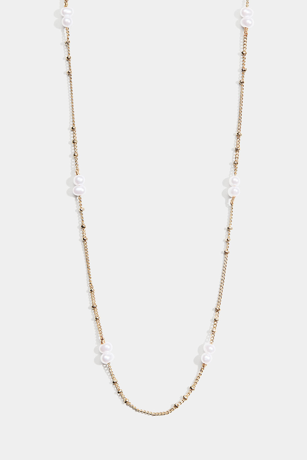 Tynt, gullfarget halskjede med ovale, hvite perler