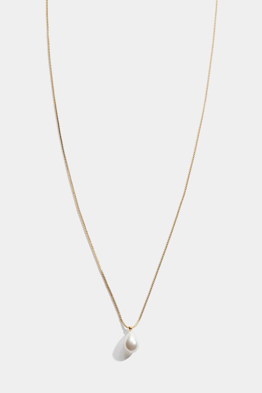 Langt, gullfarget halskjede med dråpeformet perle