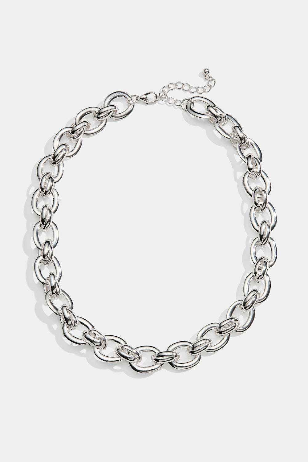 Sølvfarget halskjede med ovale, flate lenker