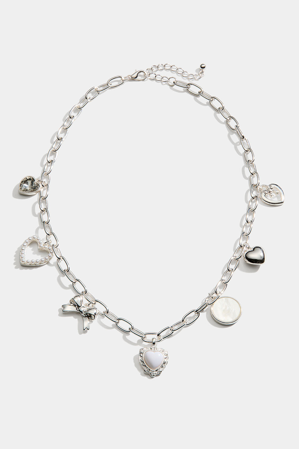 Sølvfarget halskjede med charms