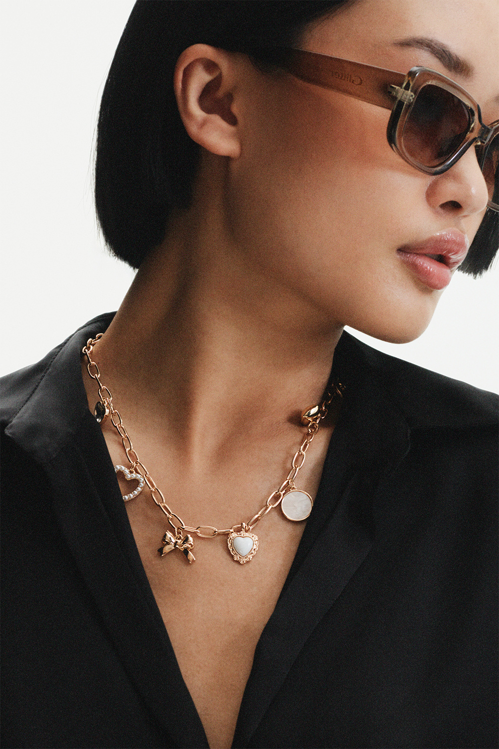 Gullfarget halskjede med charms