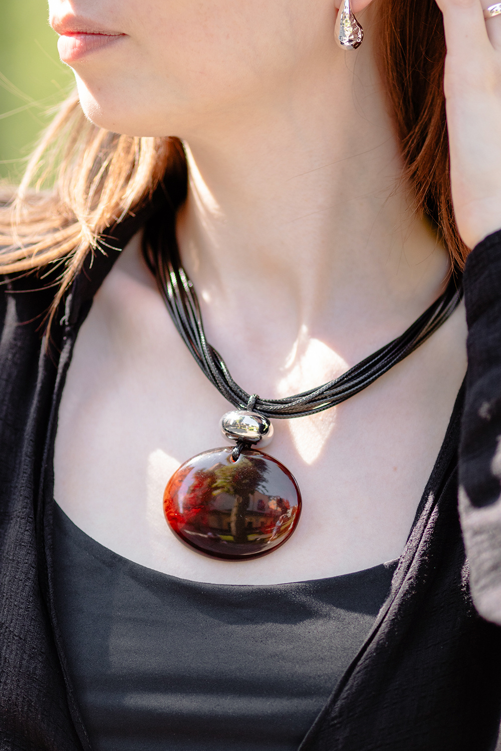 Tauhalskjede med brunt resinanheng