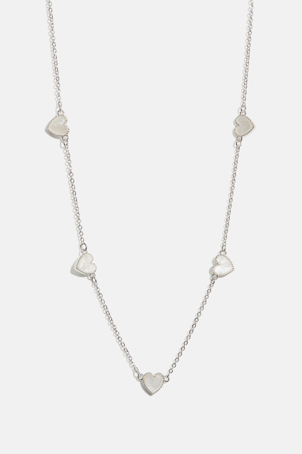 Halskjede med hvite hjerter