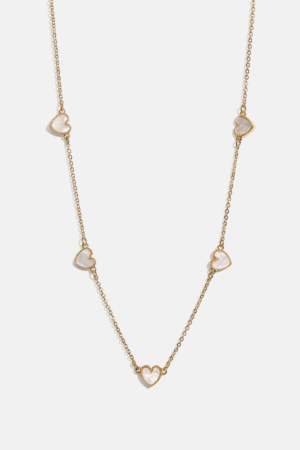 Gullfarget halskjede med hvite hjerter