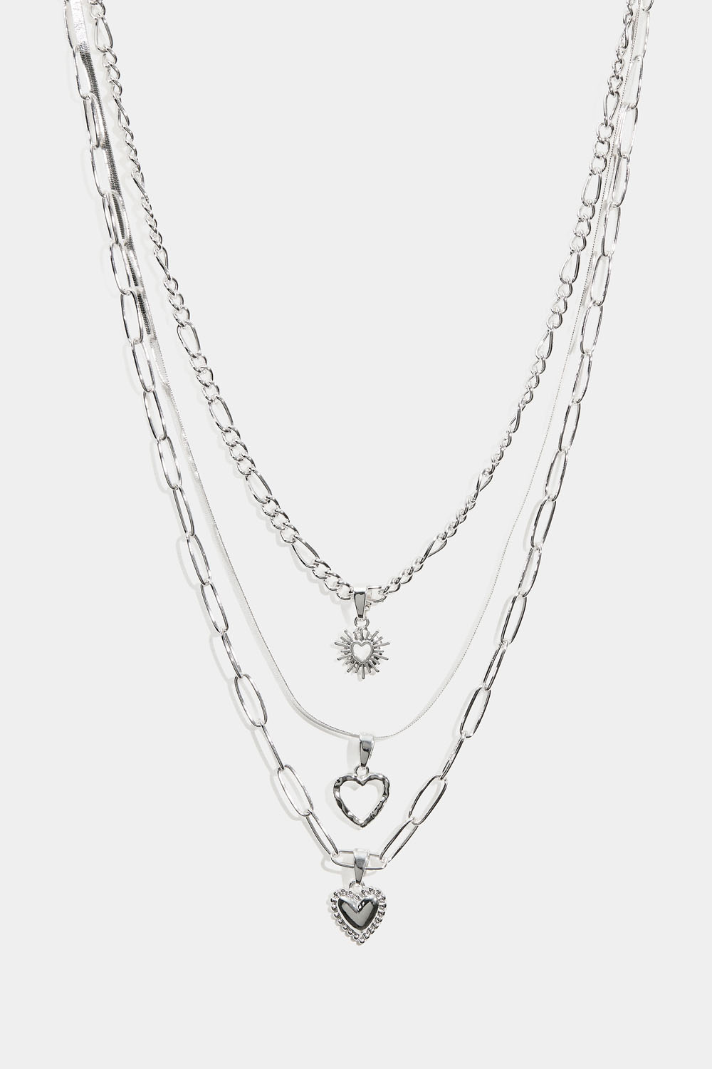 Trippelt halskjede med hengesmykker