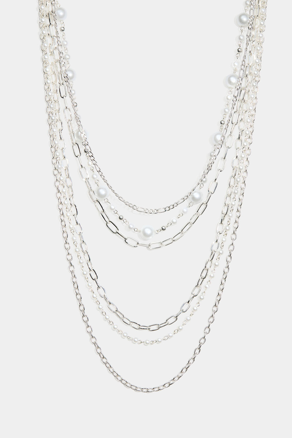 Langt halskjede med perler og ulike kjeder
