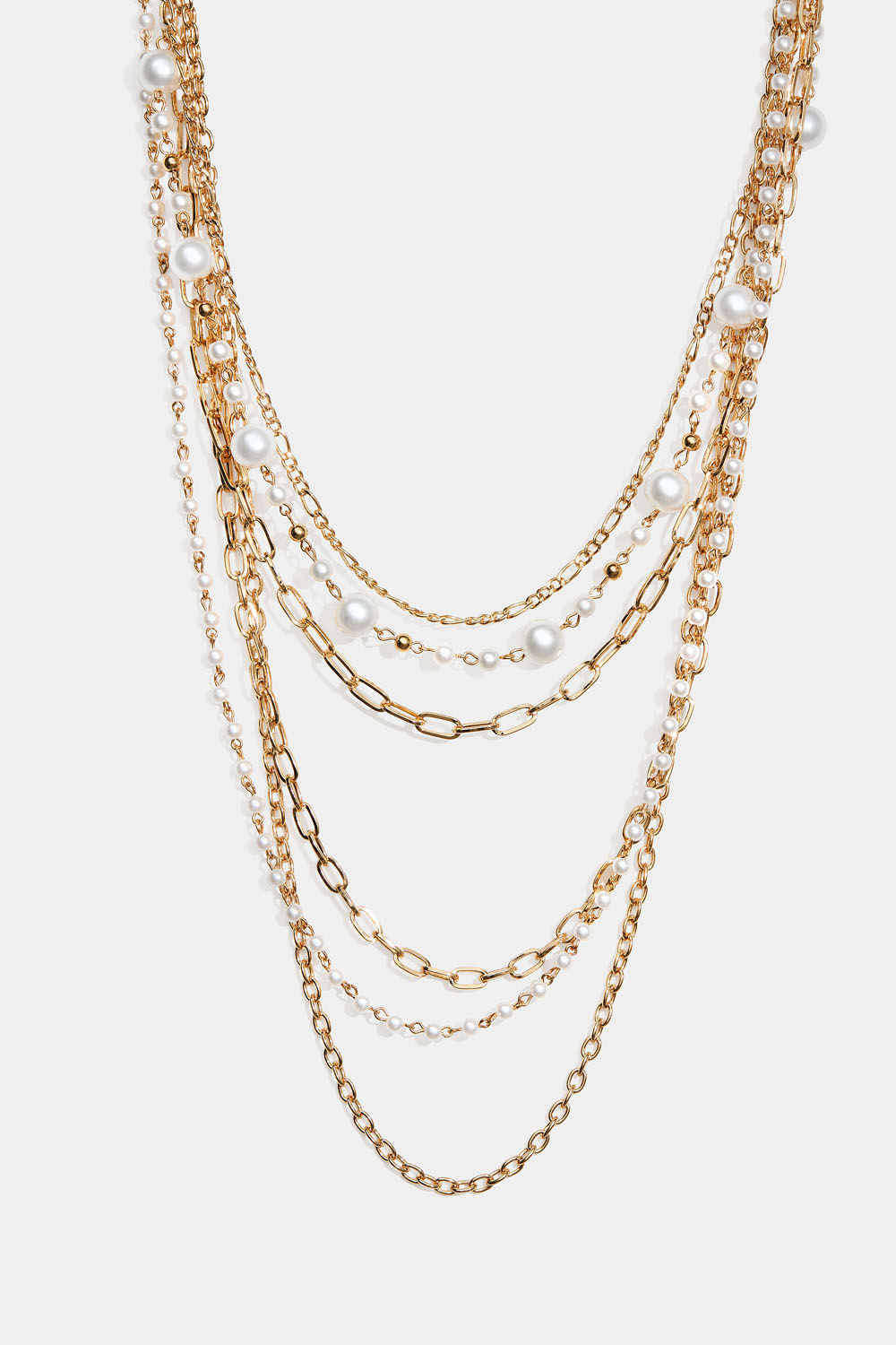 Gullfarget, langt halskjede med perler og ulike kjeder