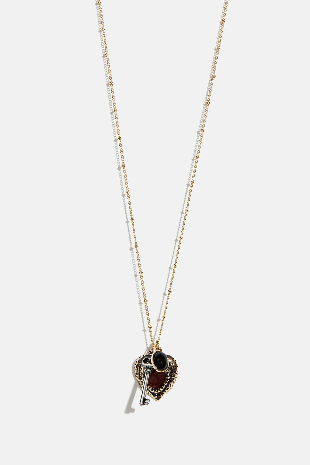 Langt halskjede med hjerte- og nøkkelcharms