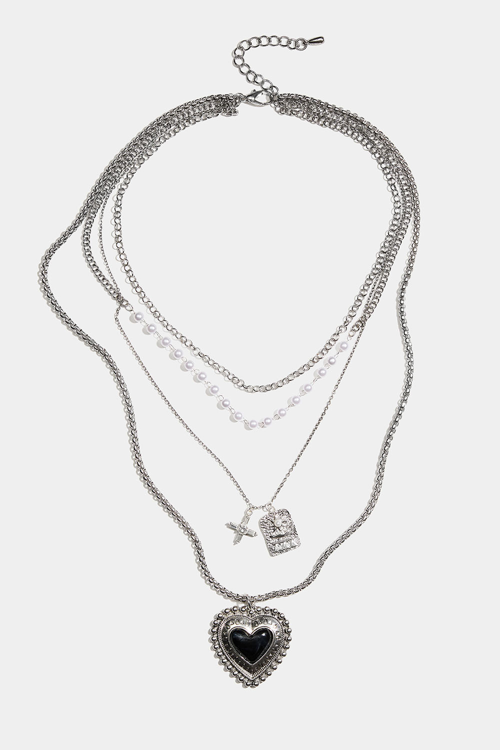 Langt halskjede med hjerter og ulike kjeder