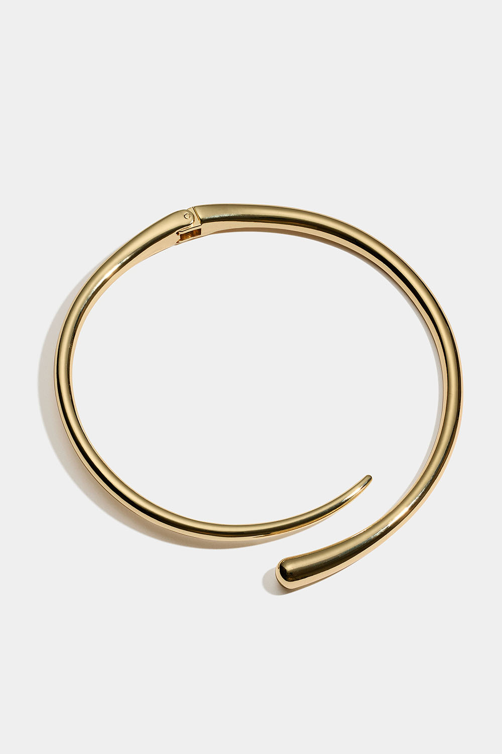 Gullfarget stivt halskjede med blondedesign