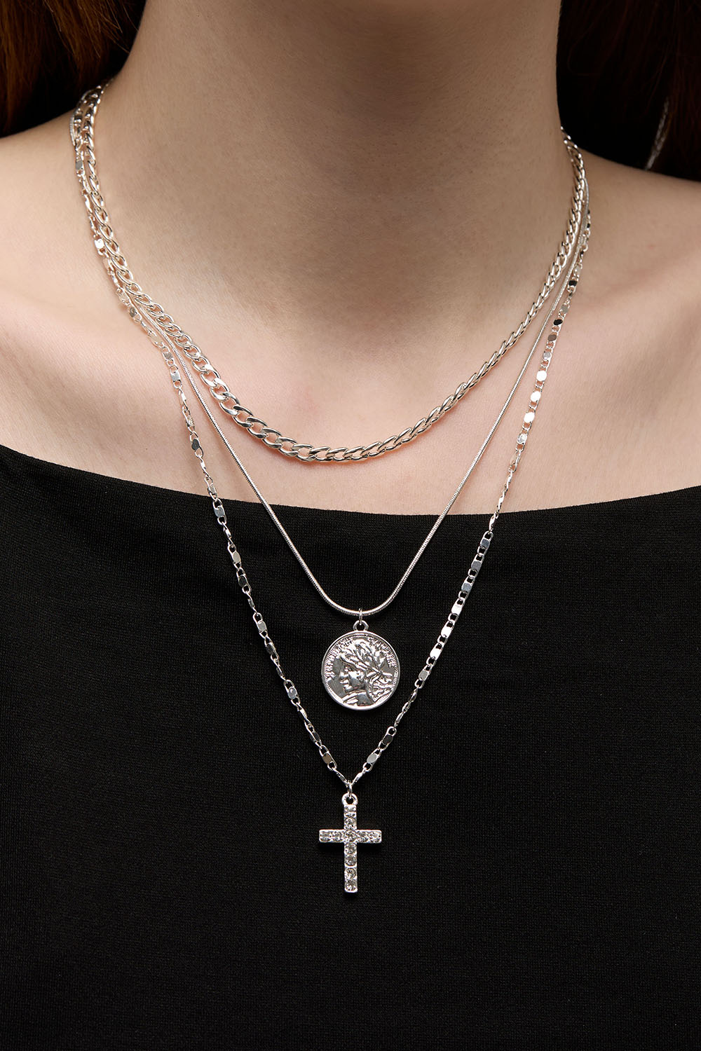 Trippelhalskjede med kors og mynt