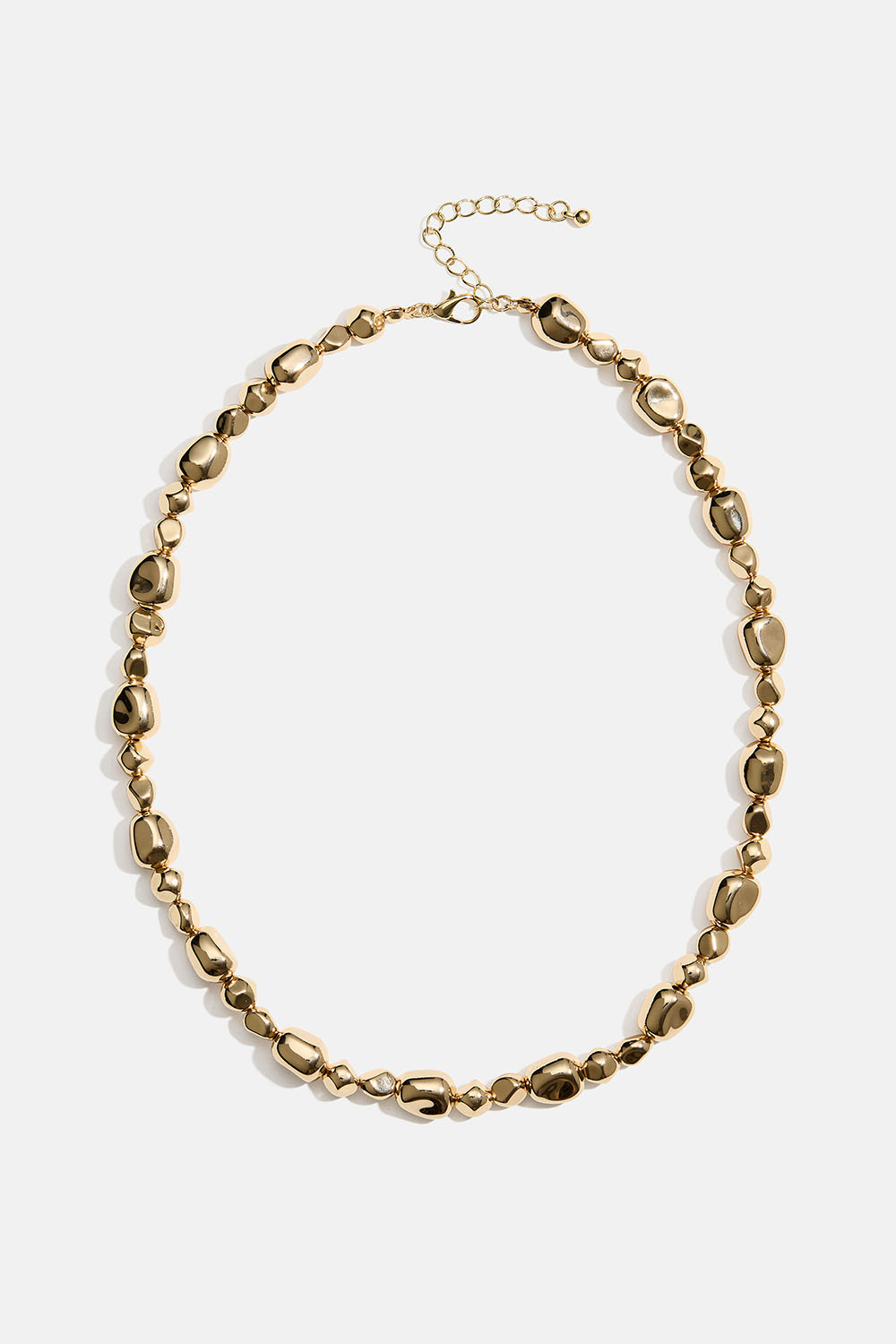 Halskjede med gullfargede perler i organisk design