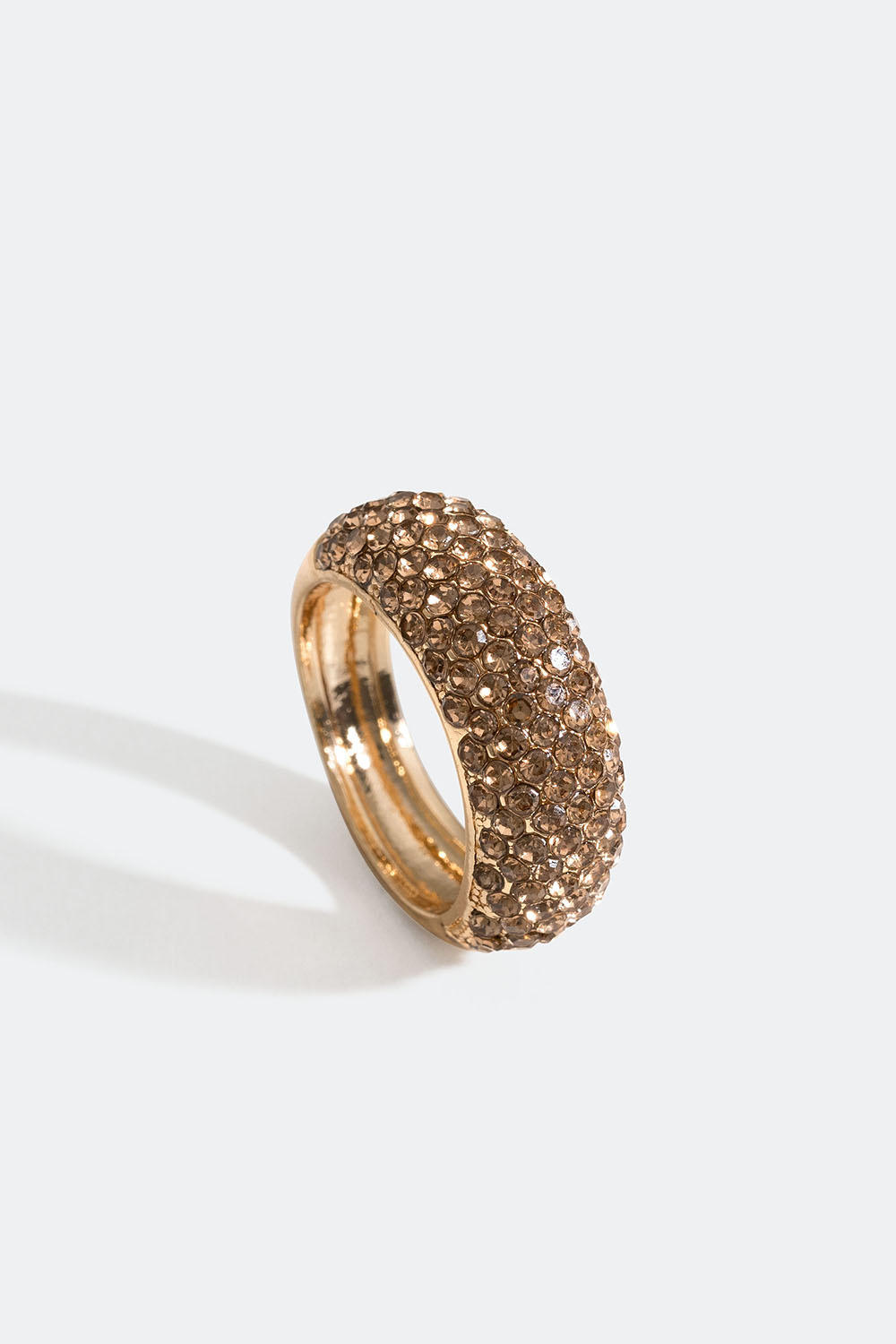 Kraftig, gullfarget ring med glassteiner