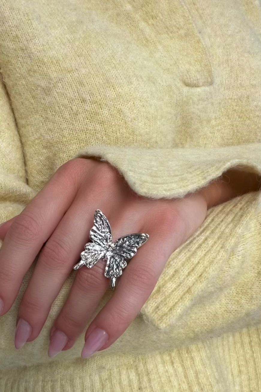 Ring med sommerfugl i hamret design