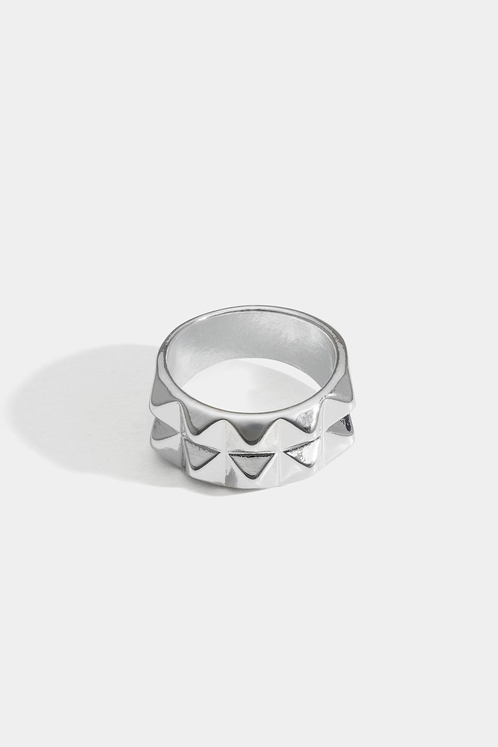 Sølvfarget ring med pigger