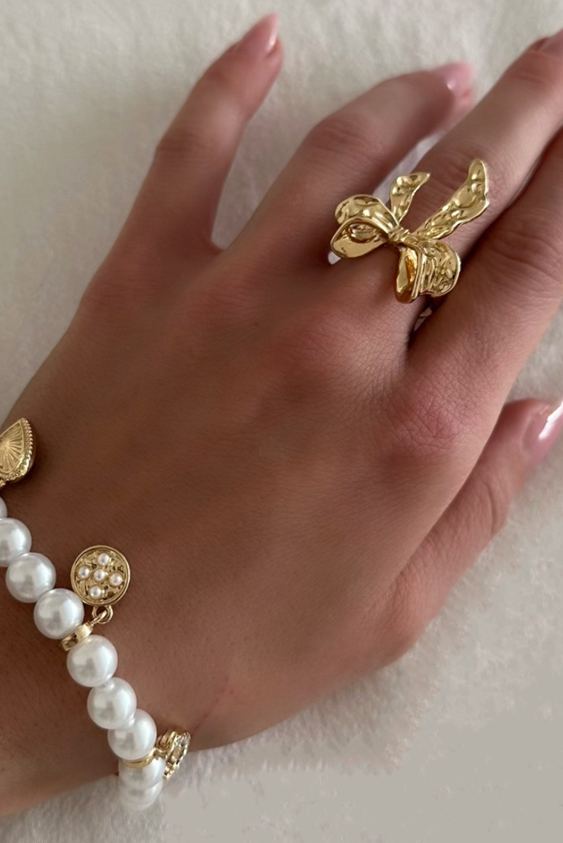 Gullfarget ring med hamret sløyfe