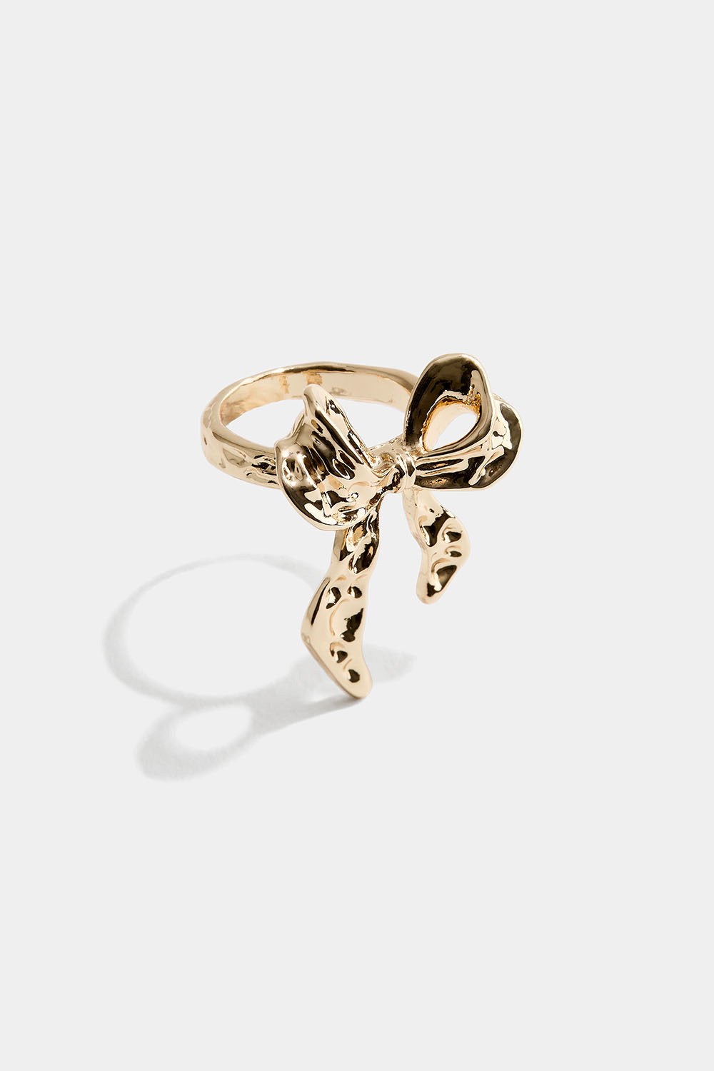 Gullfarget ring med hamret sløyfe