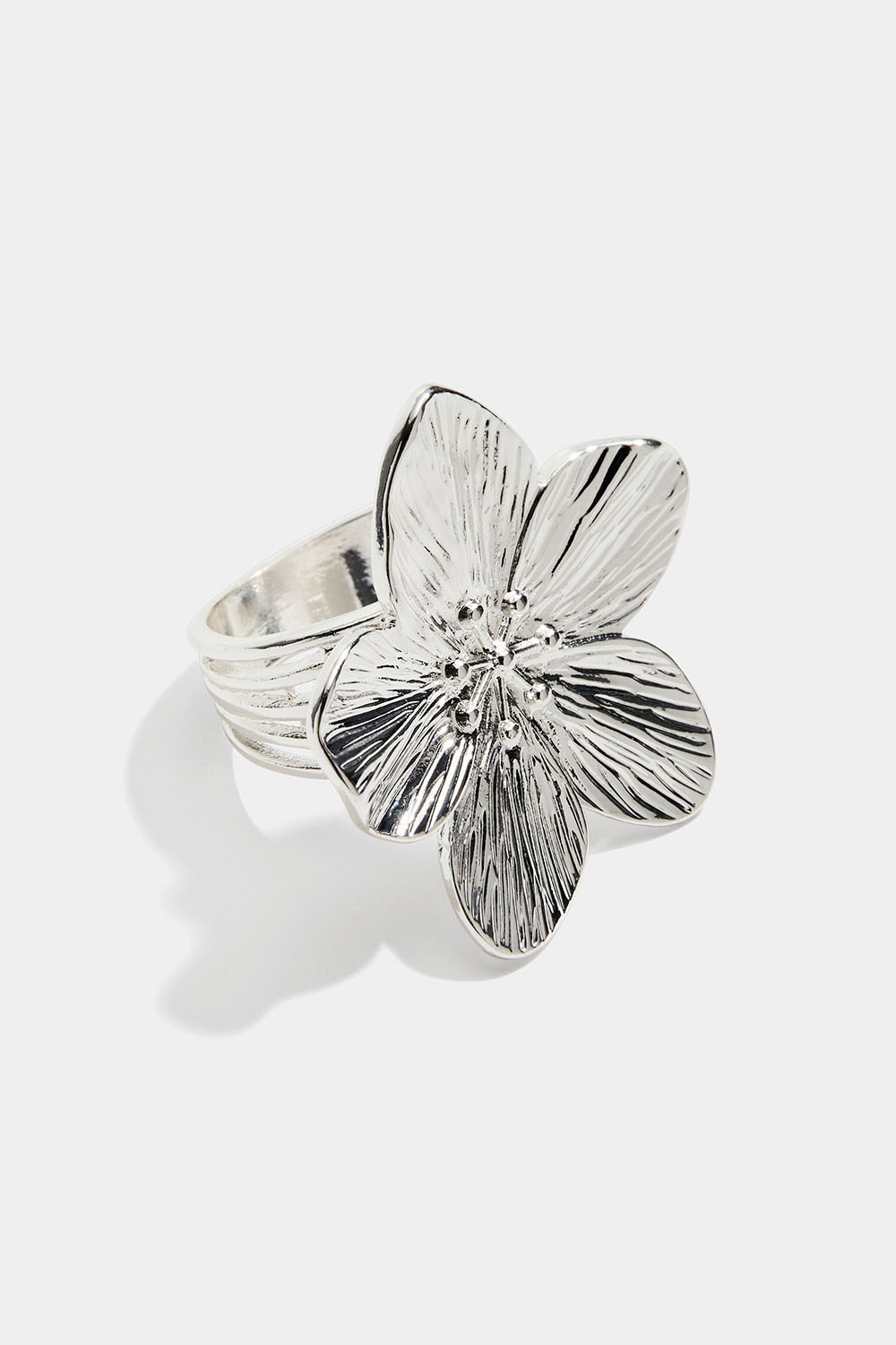 Ring med stor sommerblomst