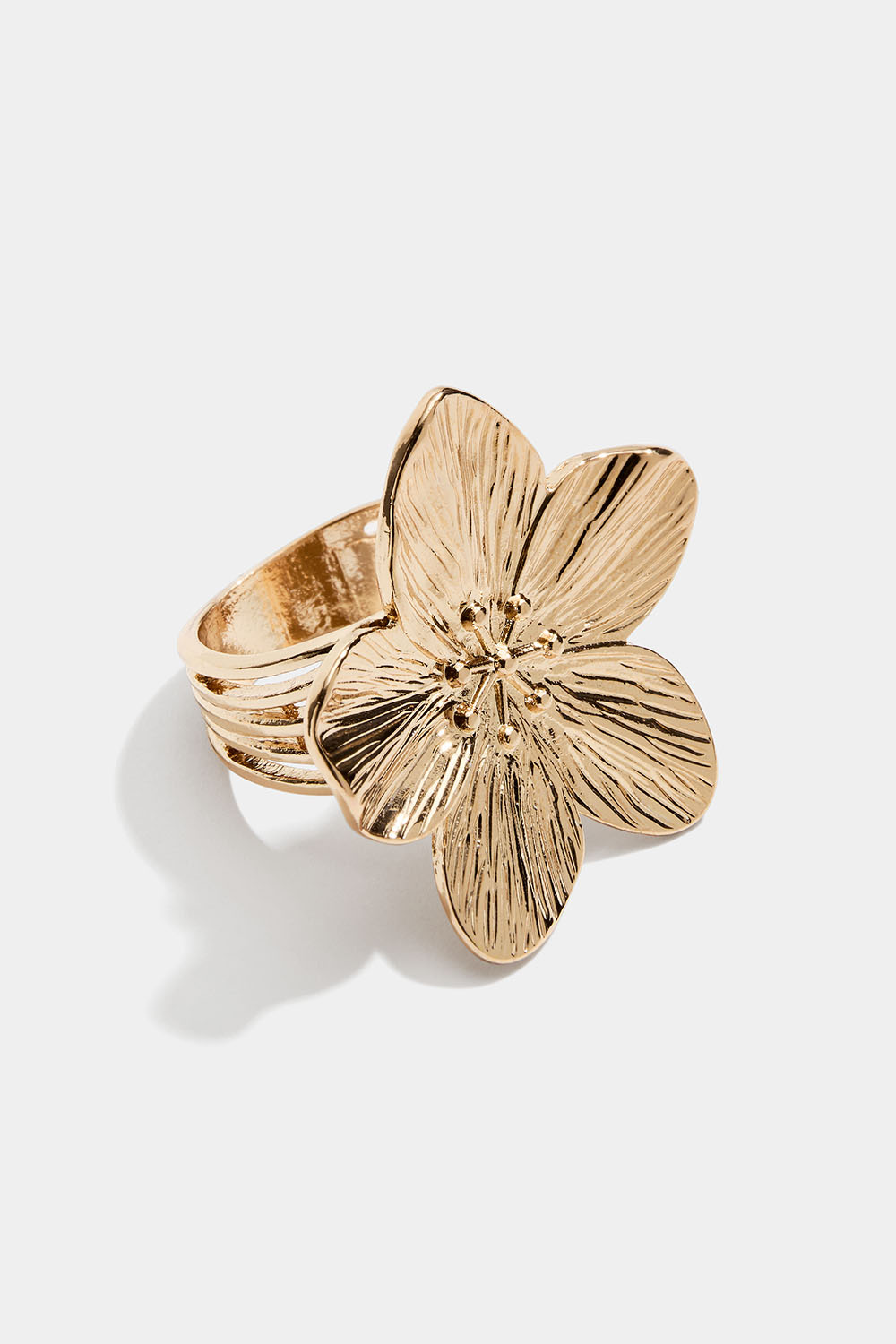 Gullfarget ring med stor sommerblomst