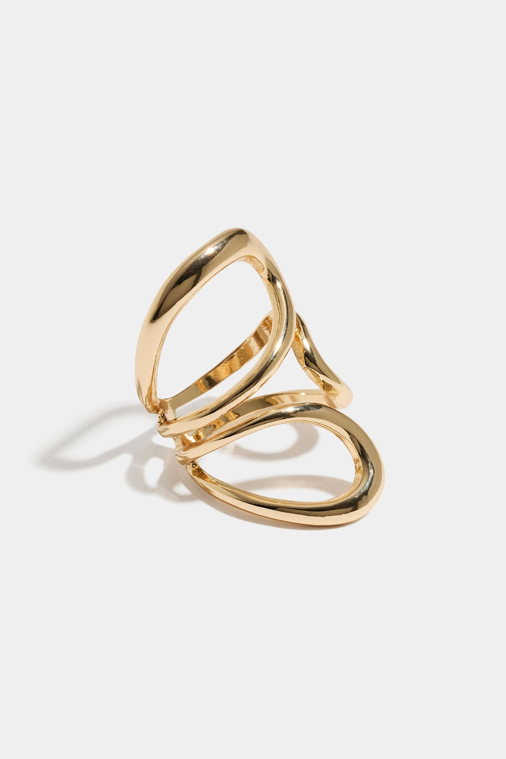 Skulpturert ring i gullfarge