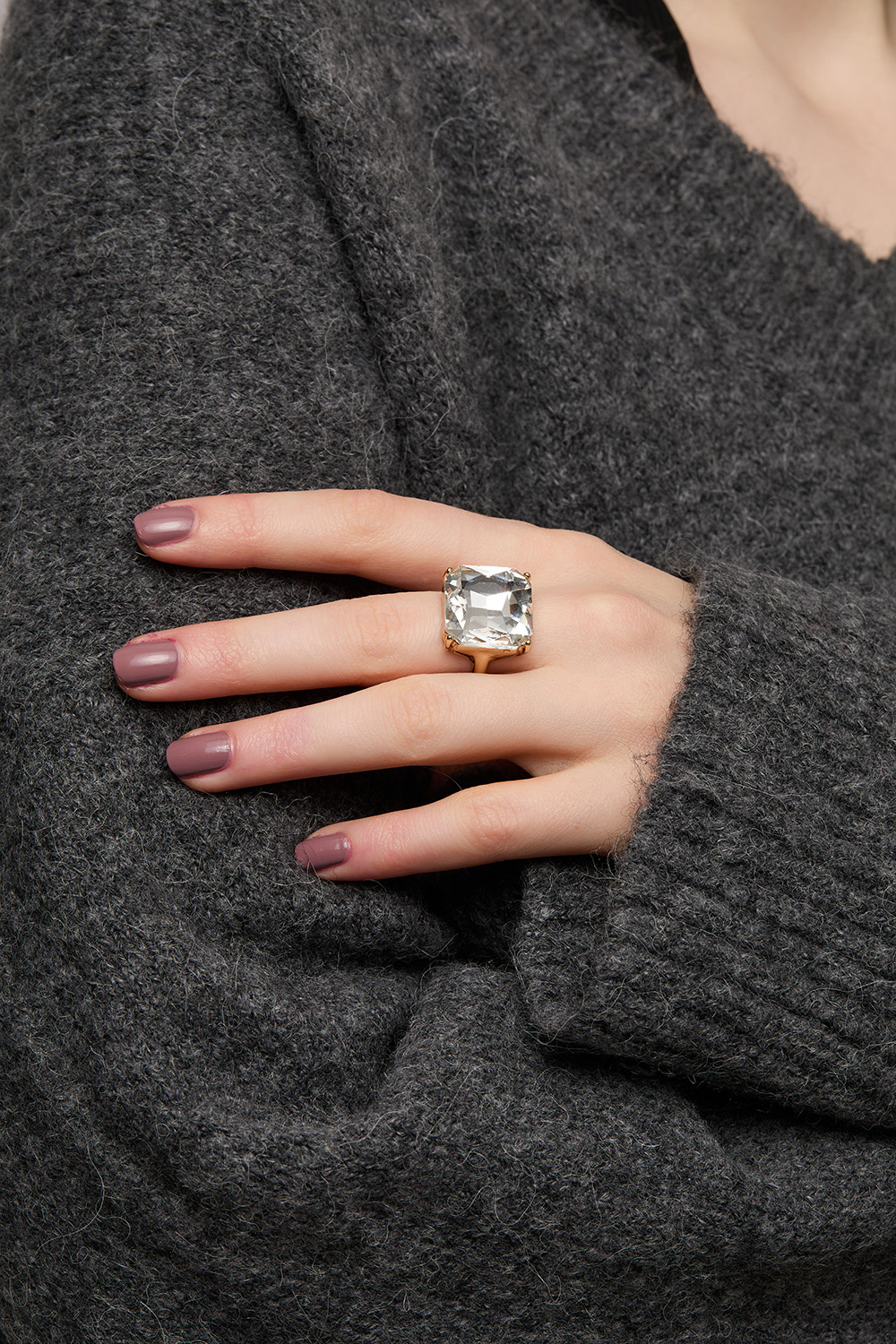 Gullfarget ring med kvadratisk glasstein