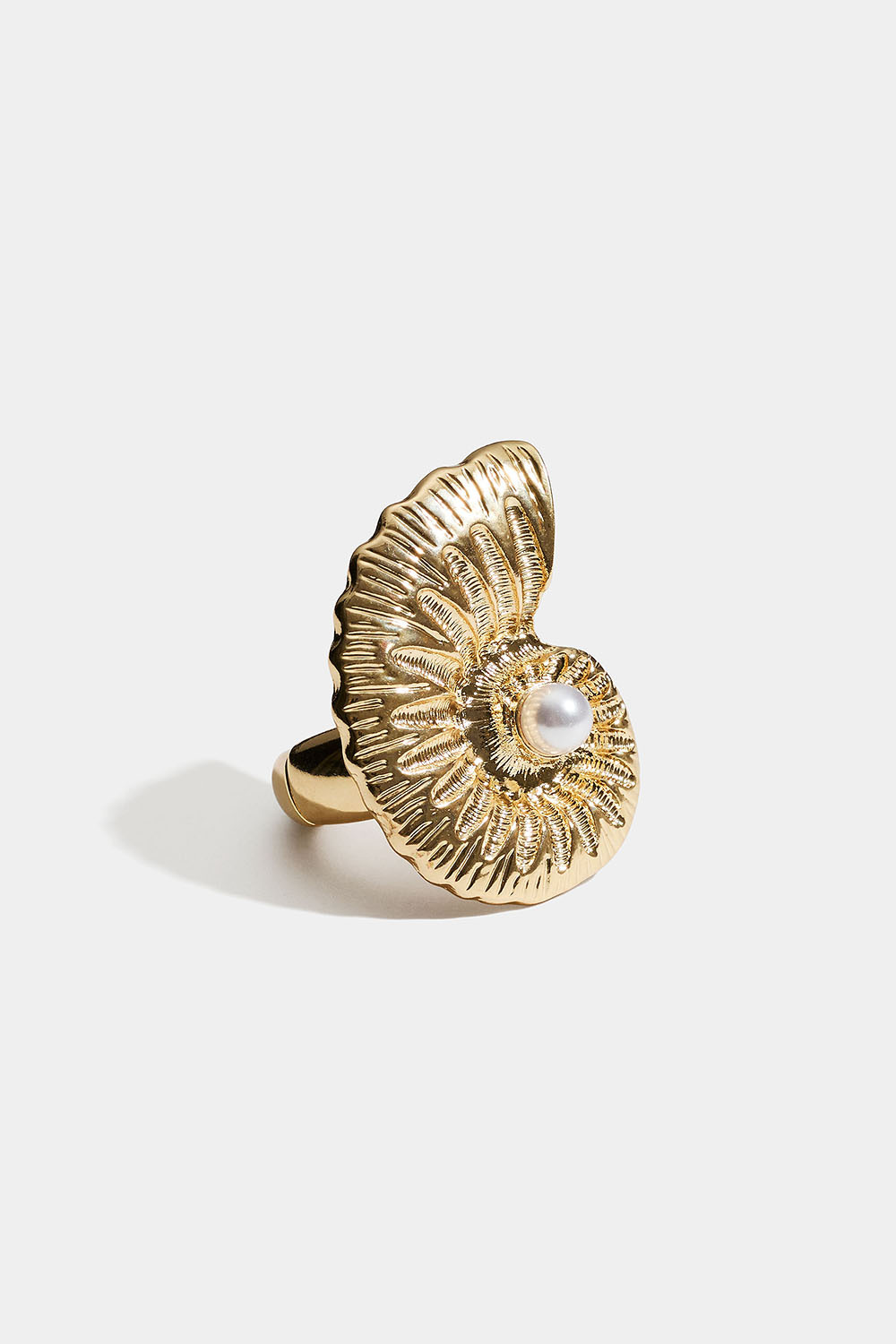 Elastisk ring med skjell og hvit perle