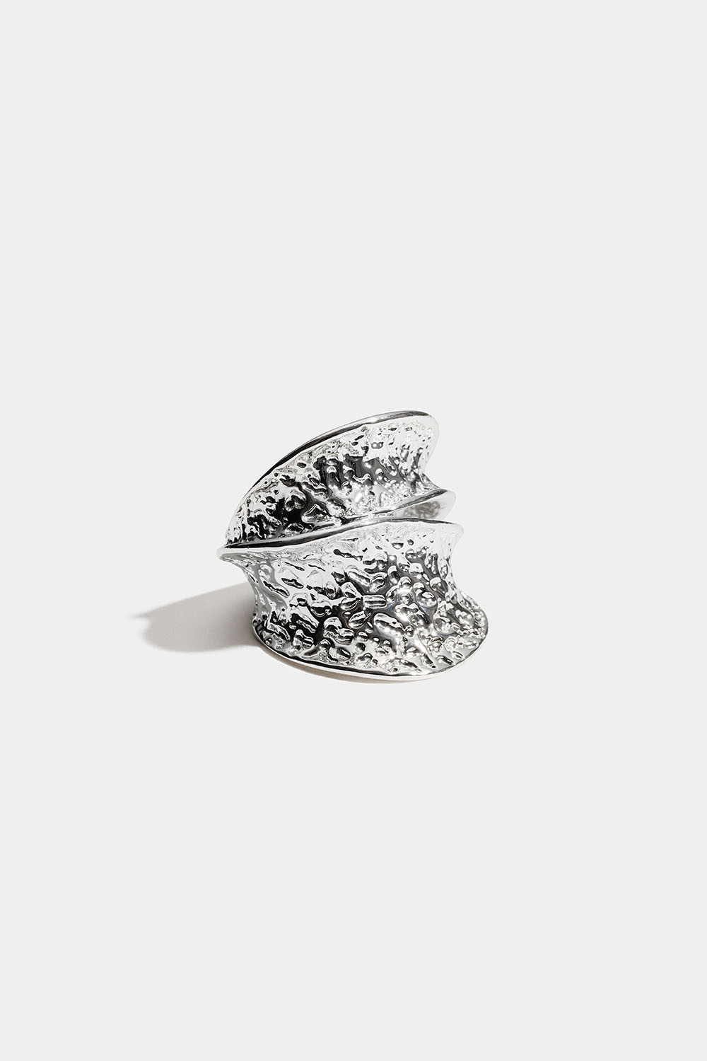 Bred konkav ring med hamret design