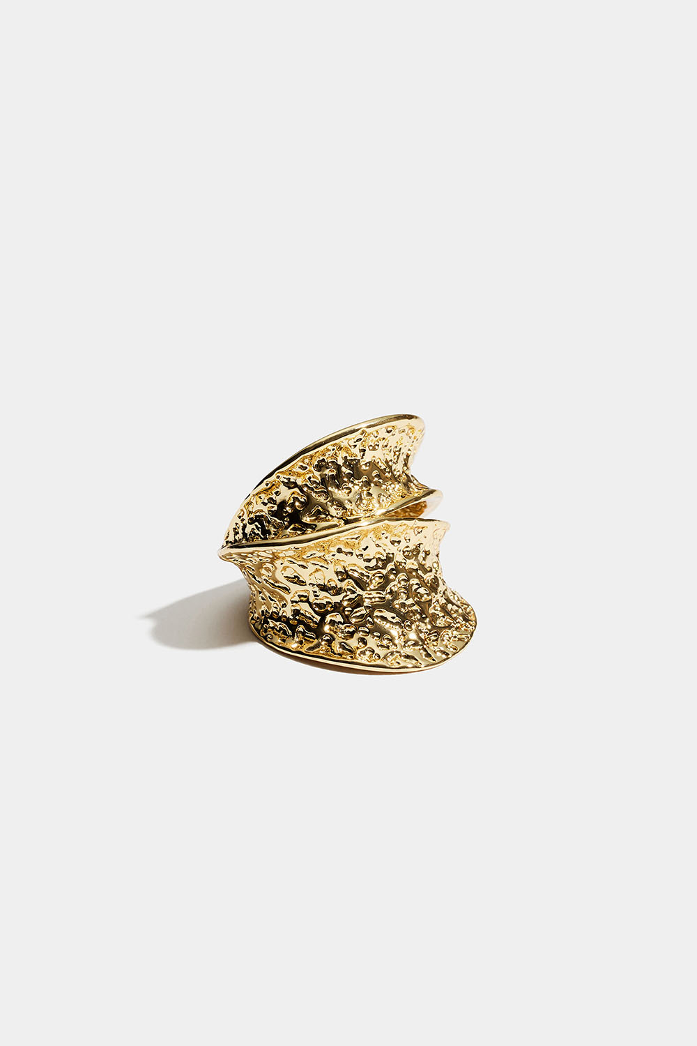 Bred gullfarget konkav ring med hamret design