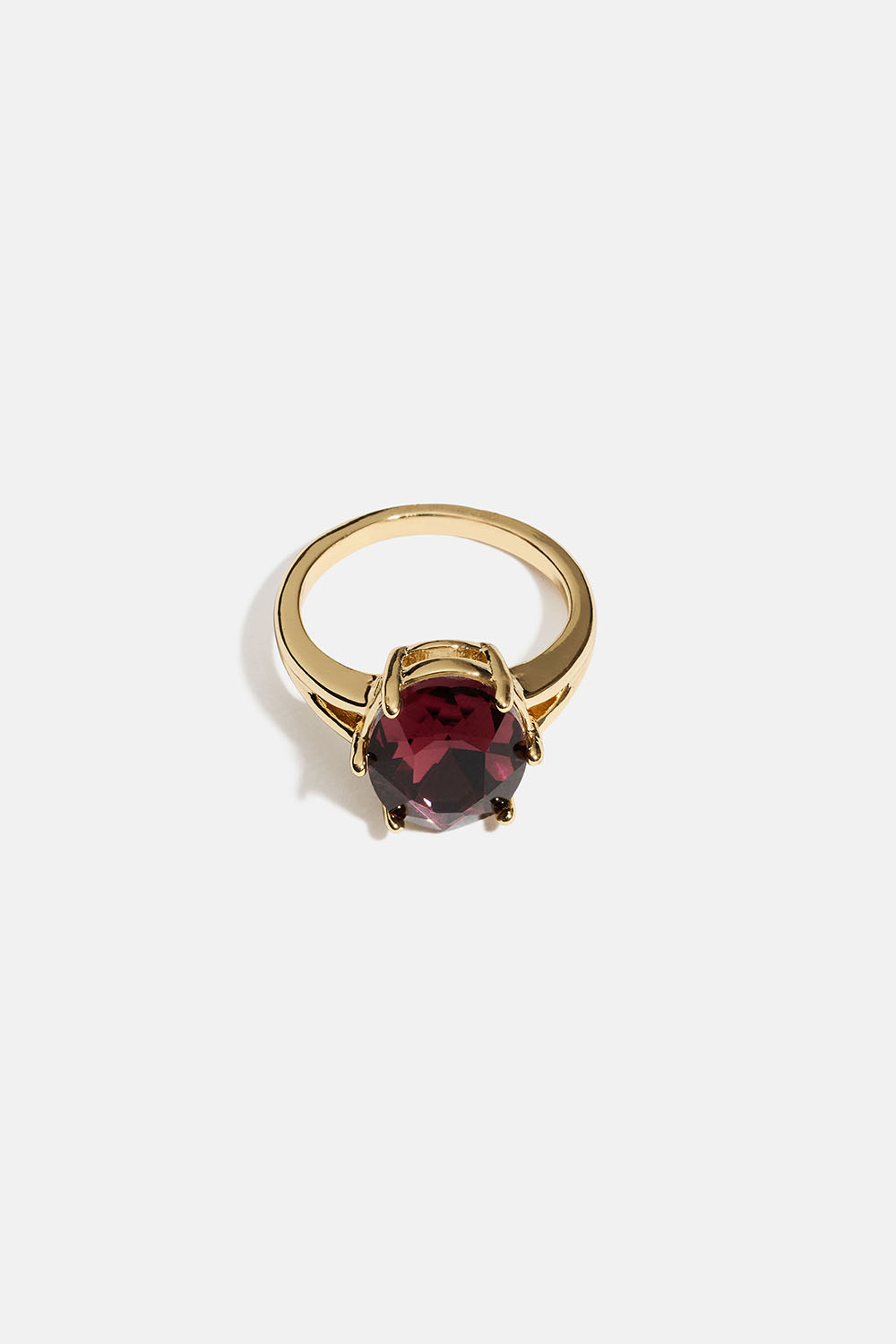 Ring med stor vinrød glasstein