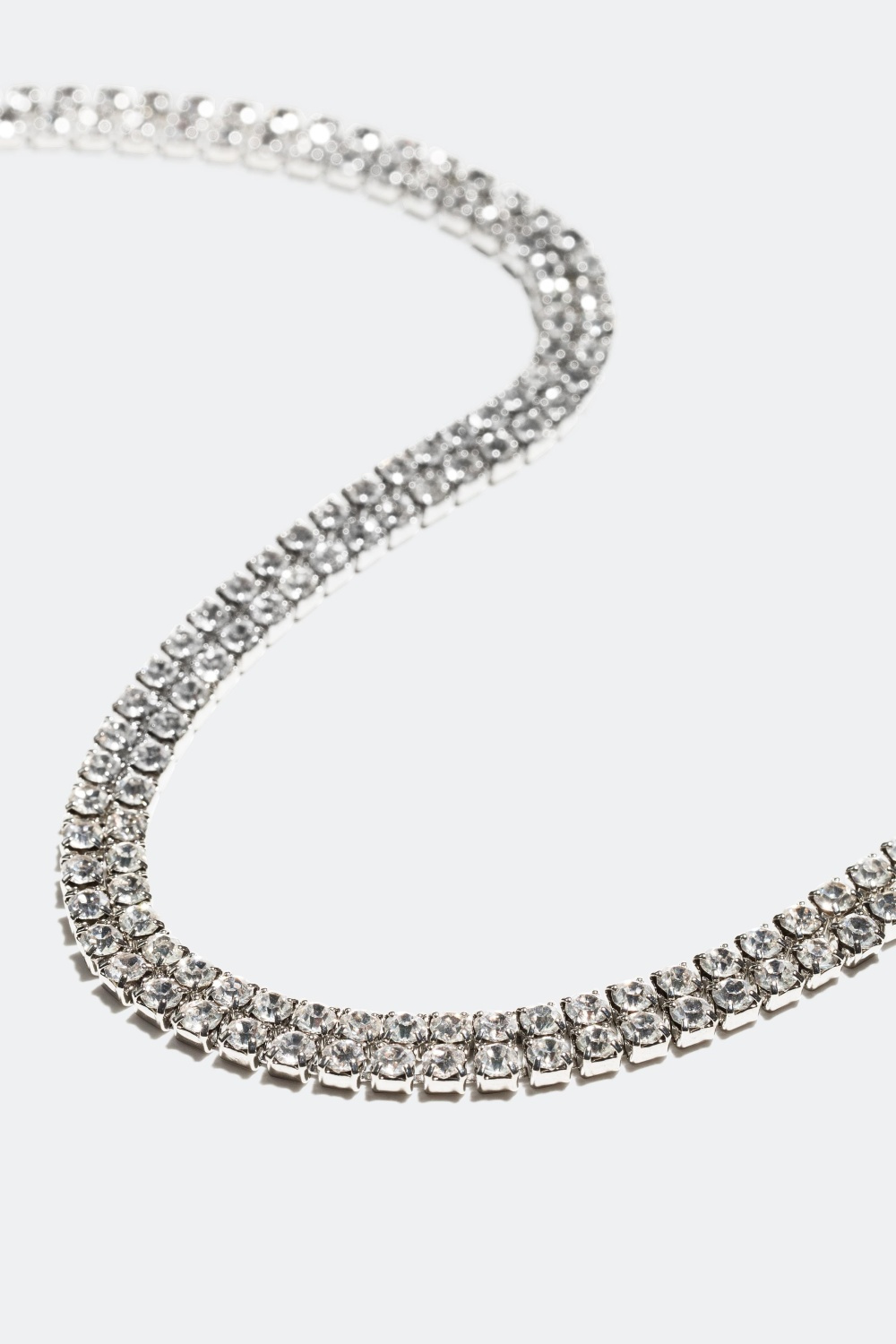 Langt halskjede med glassteiner