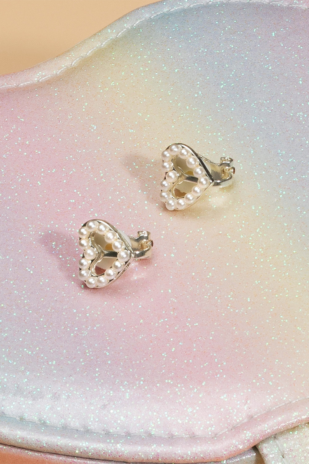 Små, hjerteformede øreklips med perler