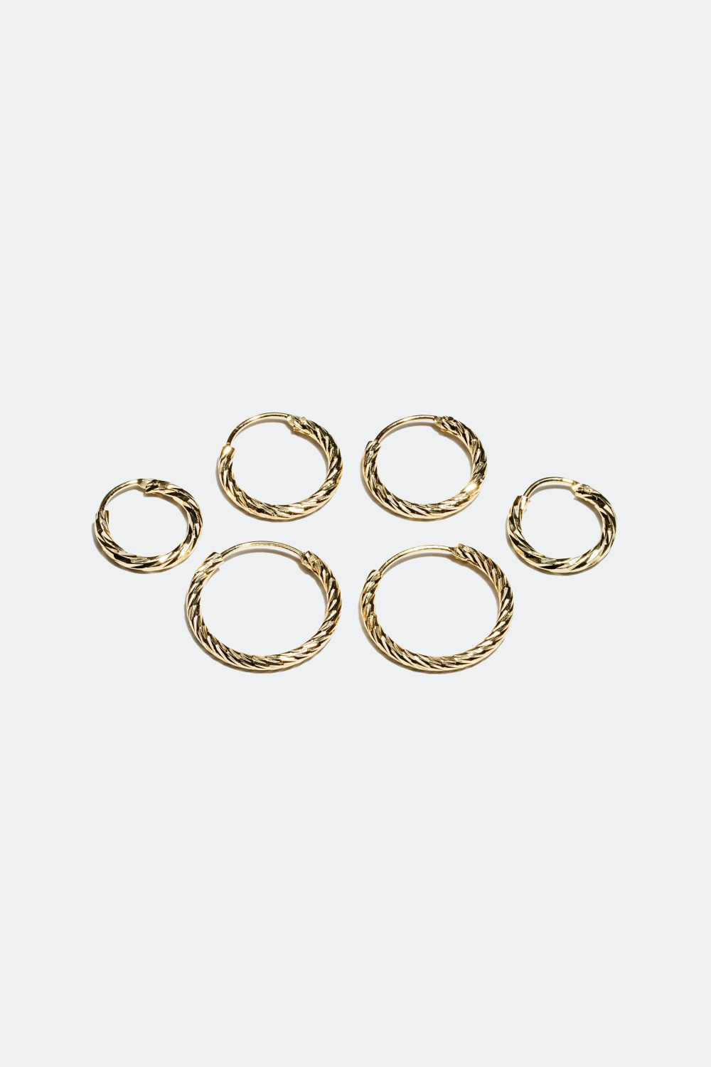 Gullfargede øreringer med struktur