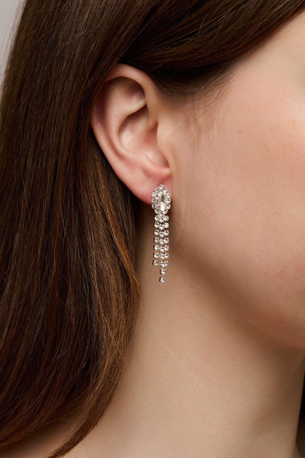 Oval stein med hengende strasslenker