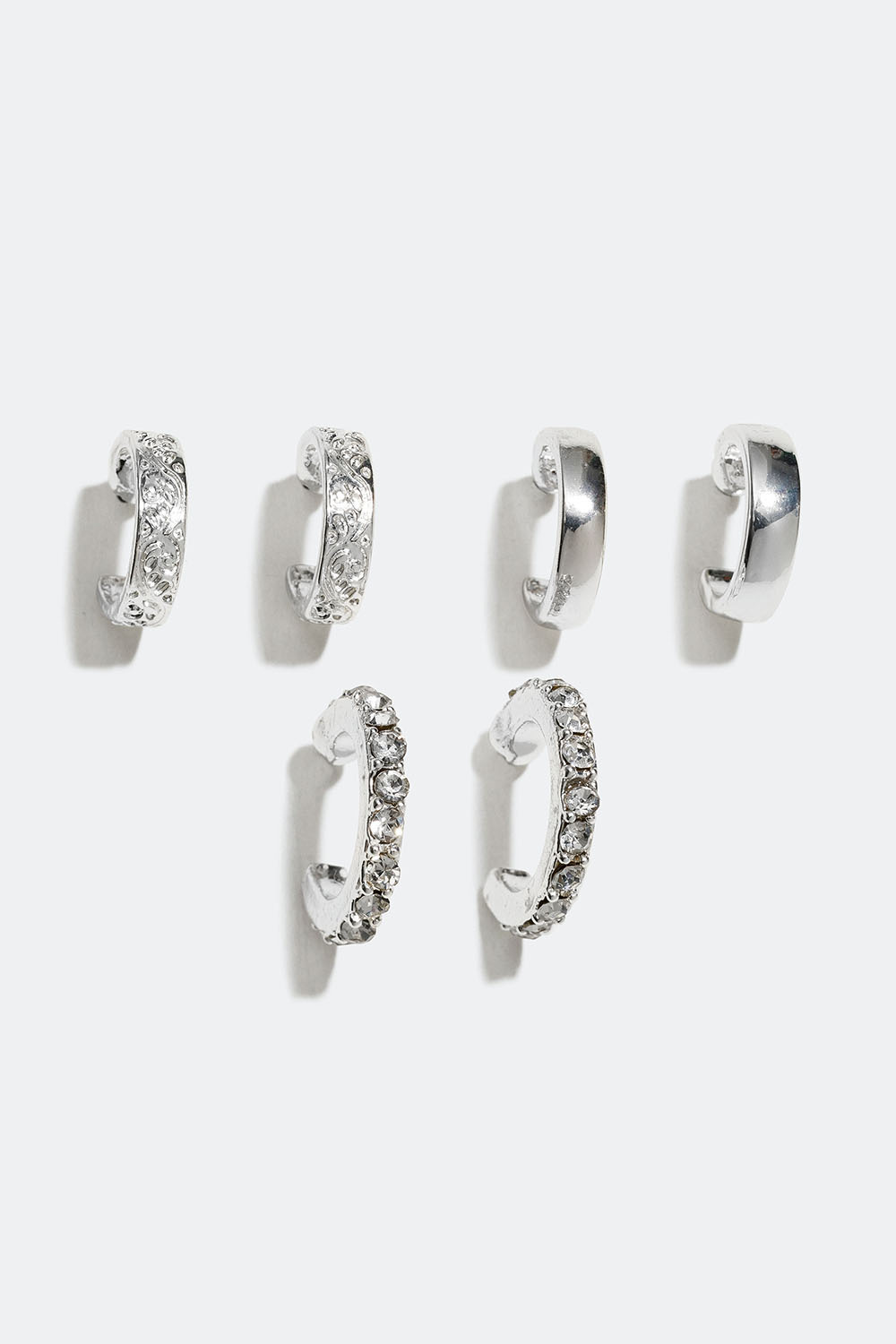 Små øreringer med forskjellige strukturer og former