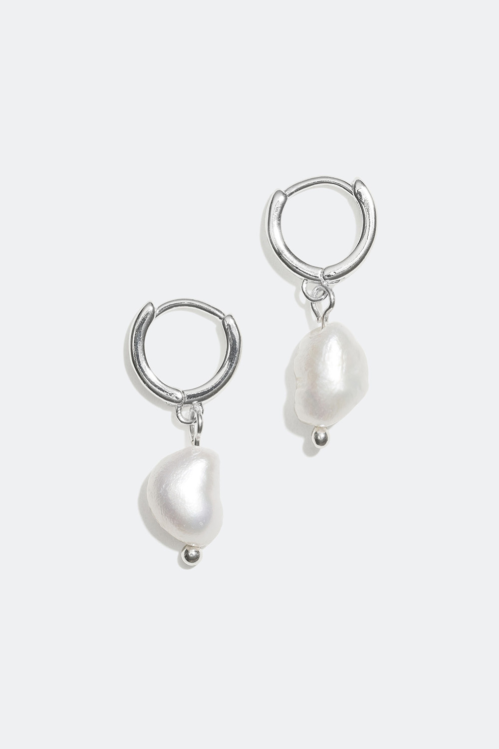 Små øreringer med plastperle