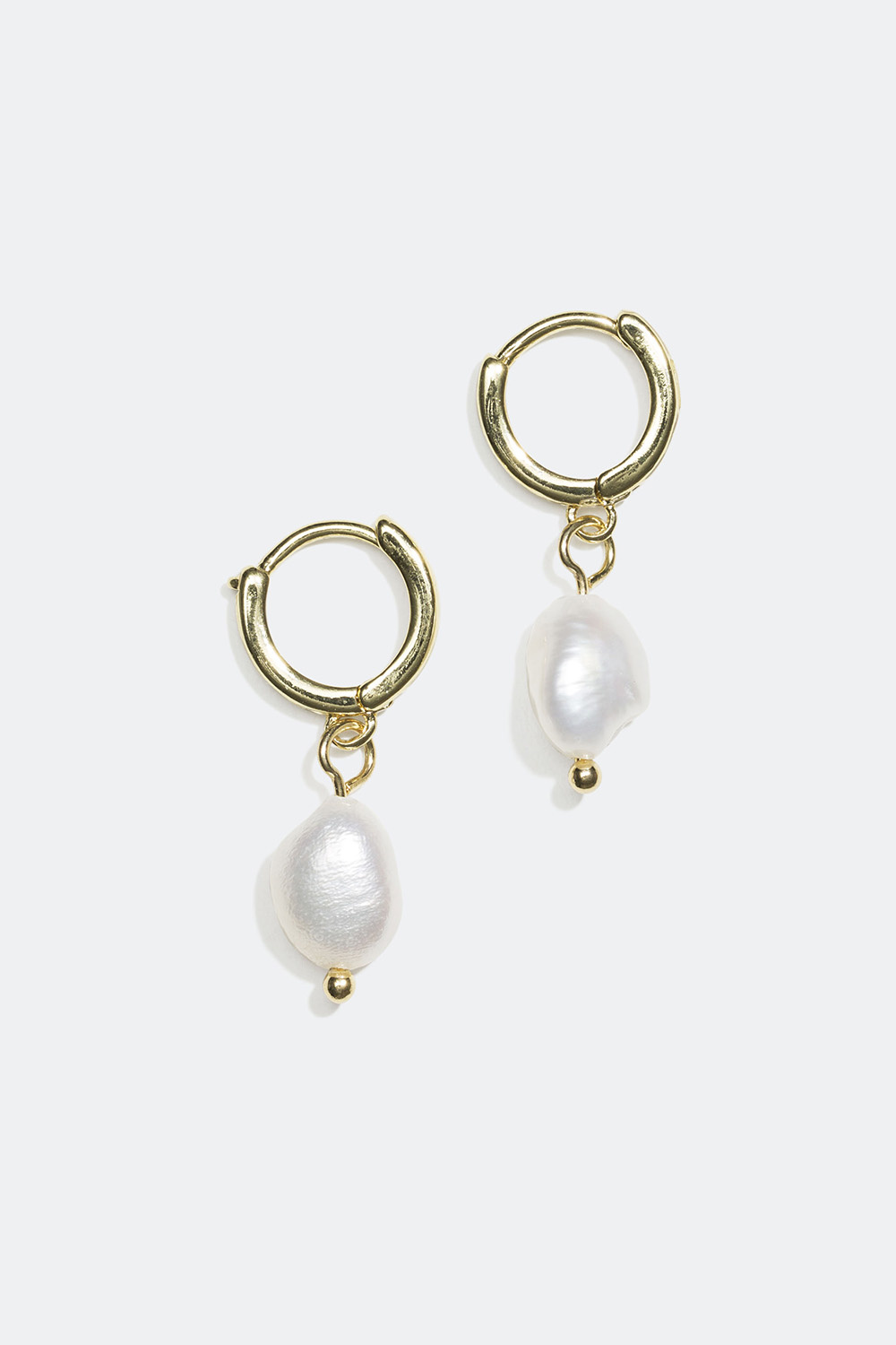 Små øreringer med plastperle