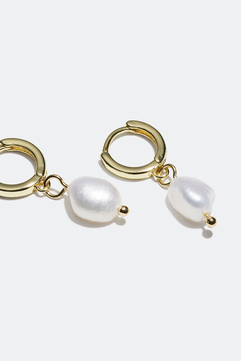 Små øreringer med plastperle