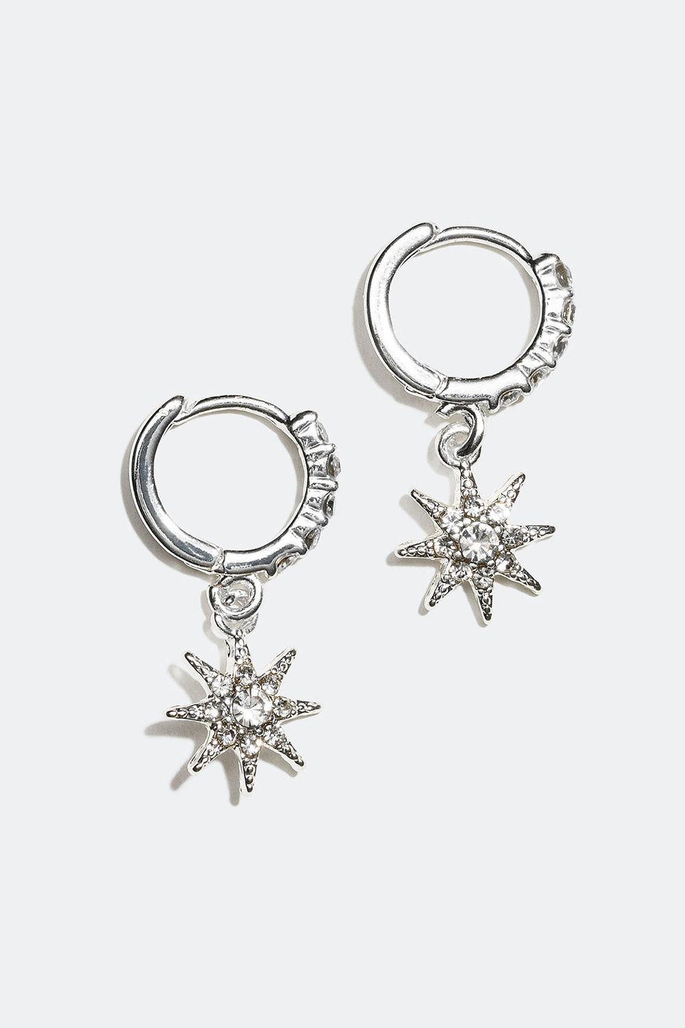 Øreringer med stjerneformede anheng og glassteiner