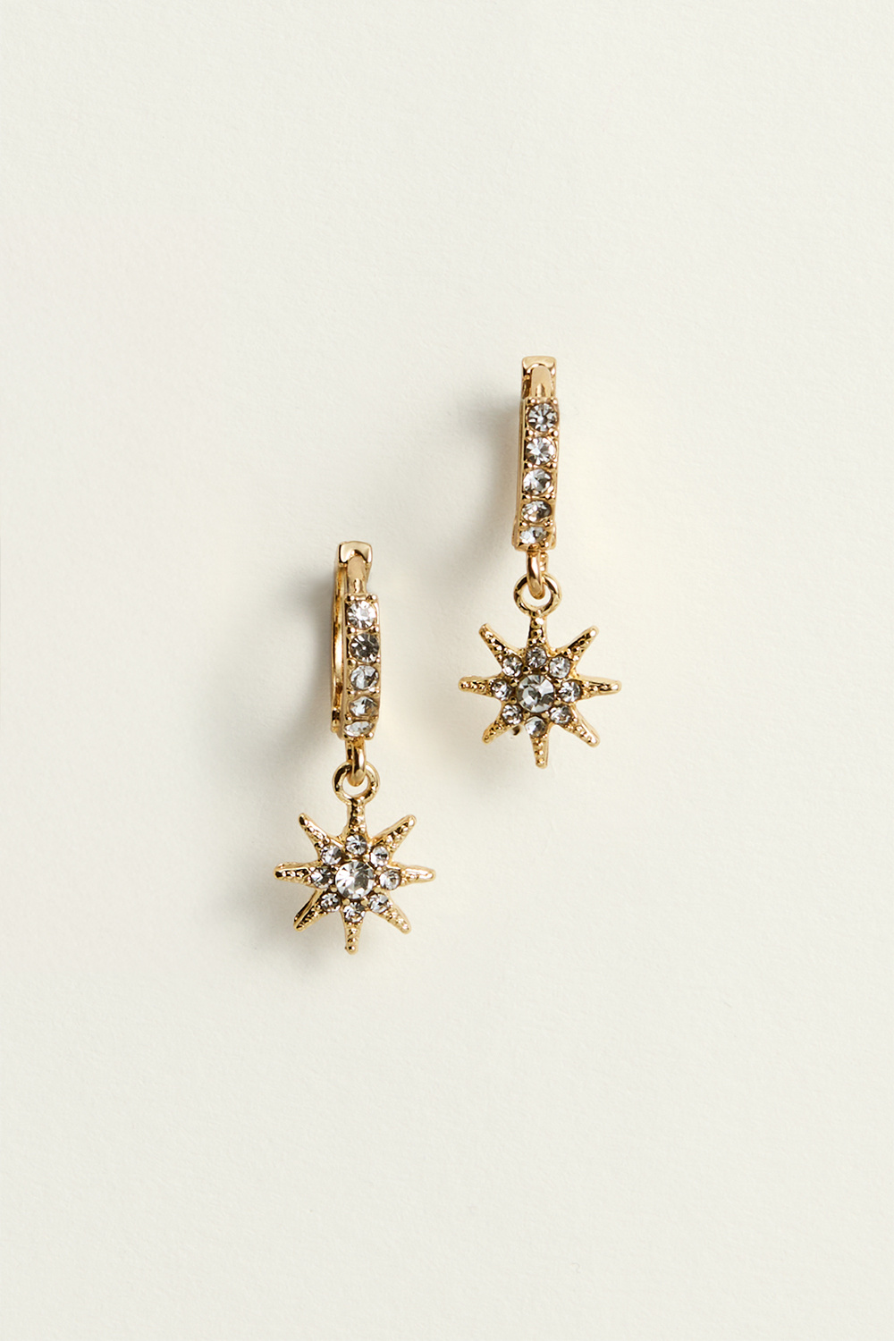 Øreringer med stjerneformede anheng og glassteiner